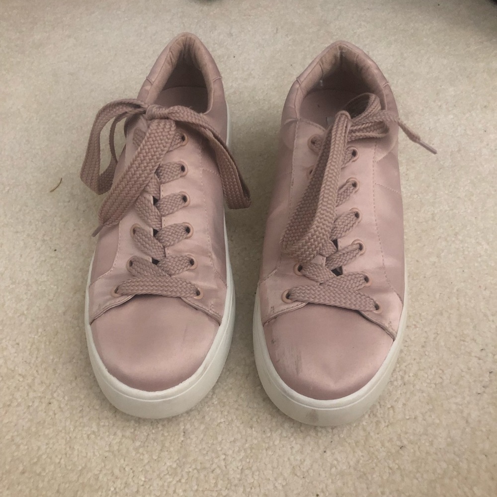 Women’s pink platform Steve Madden shoes. Size 9